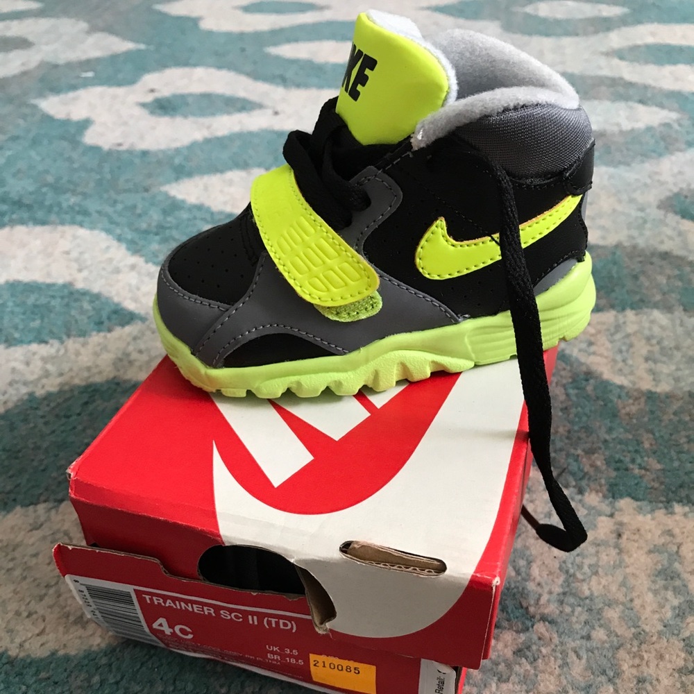 SOLD-Cute Nike baby sneakers!!